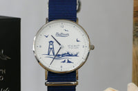 Baltrum Uhr mit blauem Band und weißem Ziffernblatt